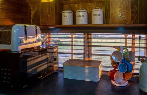 Tiers Cross Apartamento | American School Bus - 1 Bedroom - Blossom Farm