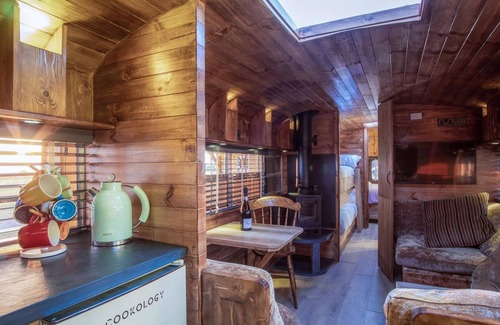 Tiers Cross Apartamento | American School Bus - 1 Bedroom - Blossom Farm