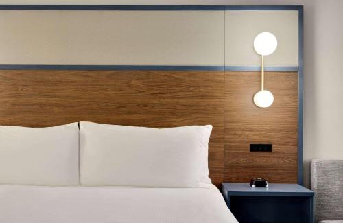 Lincoln Hotel | AmericInn by Wyndham Lincoln South