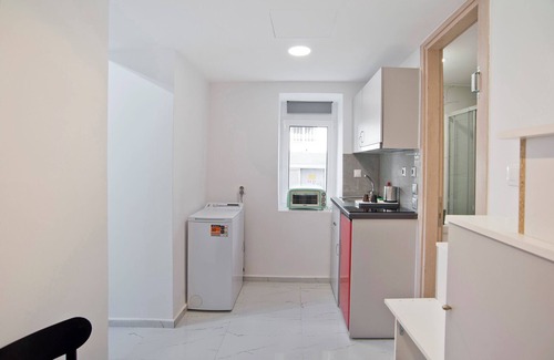 Peiraiki Apartamento | Amfitriti Stylish Piraeus Apt, Walk to Sea & Port