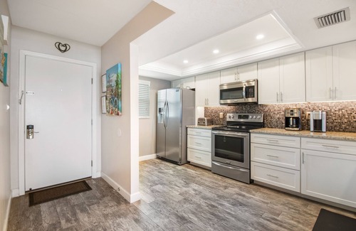 Bradenton Beach Condominio | AMI completamente renovado Sunset Paradise! Direct Beach Front Gulf View Condo # 105