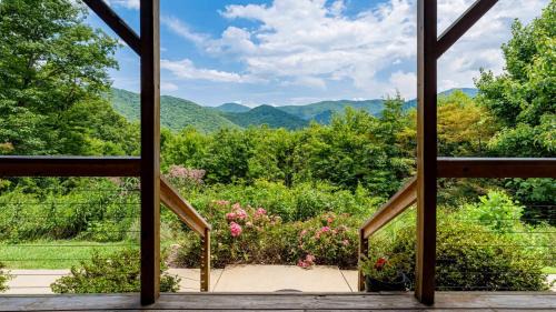Candler Casa | Among the Clouds by AvantStay Views Hot Tub