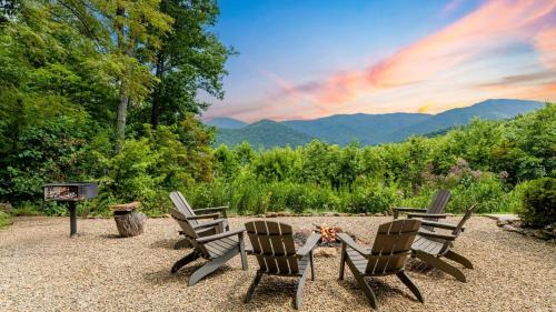 Candler Casa | Among the Clouds by AvantStay Views Hot Tub