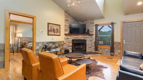 Candler Casa | Among the Clouds by AvantStay Views Hot Tub