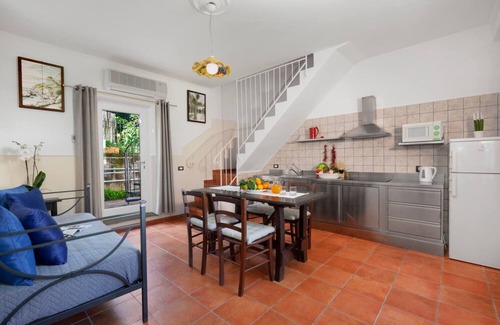 Sorrento Chalet De Esquí | AMORE RENTALS - Casa Limoneto with Shared Pool, Garden, Terraces and Parking