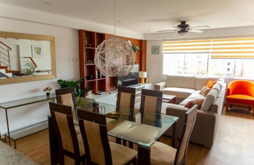 La Victoria Apartamento | Amplio y Familiar 3BR de 3 pisos. Smart Home