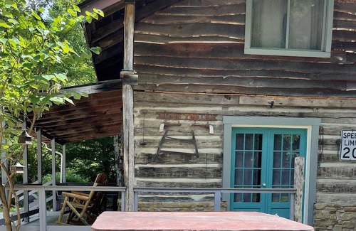 Nashville Cabina | An 1860s original log cabin ​​​close to downtown Nashville!