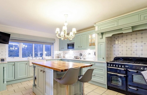 Aberdulais Cabaña | An impressive holiday home, perfect for a family break.
