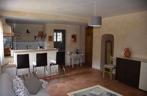 Cornillon-Confoux Casa | Un apartamento independiente en una bonita propiedad en el campo ...