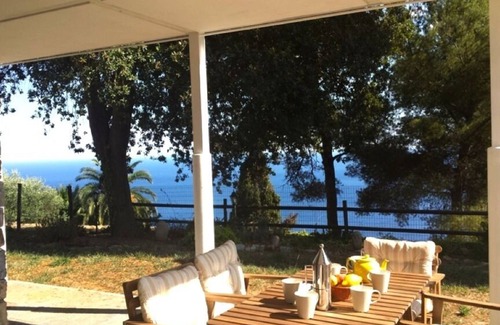 Imperia Villa | Villa Alpicella en el corazón de un parque de olivos con pinos de ciprés con vistas al mar.