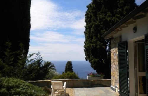 Imperia Villa | Villa Alpicella en el corazón de un parque de olivos con pinos de ciprés con vistas al mar.