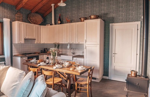 Levo Casa | Un oasis en medio de la naturaleza: casa de piedra de 3 habitaciones amueblada con buen gusto con estanque