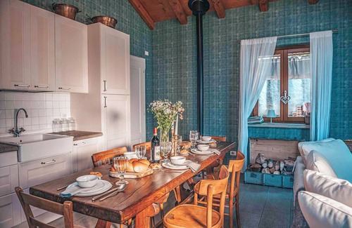 Levo Casa | Un oasis en medio de la naturaleza: casa de piedra de 3 habitaciones amueblada con buen gusto con estanque