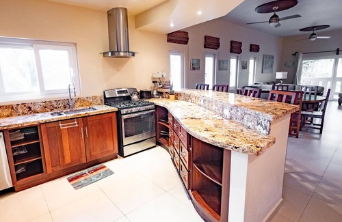 Antoneys Cay Condominio | An Oasis in West End: Waterfront with Pool and Dock