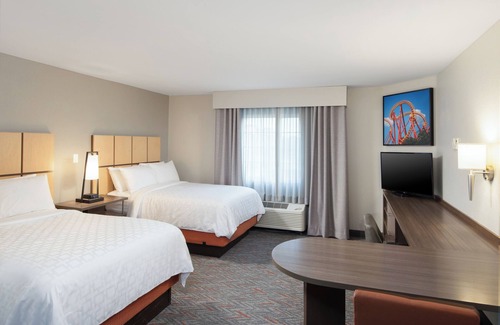 Anaheim Resort Hotel | Anaheim Family Escape! 2 Units w/ Pool, Laundry, Gym & Near Disneyland!