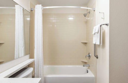Anaheim Resort Hotel | Anaheim Family Escape! 2 Units w/ Pool, Laundry, Gym & Near Disneyland!