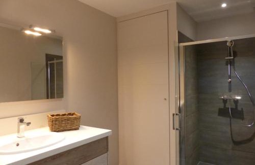 Chapeau Casa | Ancienne étable rénovée avec terrasse et déco scandinave - près du parc Le Pal - FR-1-489-79