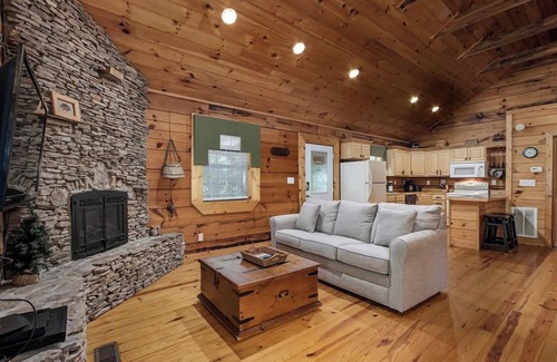 Tellico Plains Cabina | Angler cabin. This modern private studio Cabin with HOT TUB is tucked away in a wooded cove.