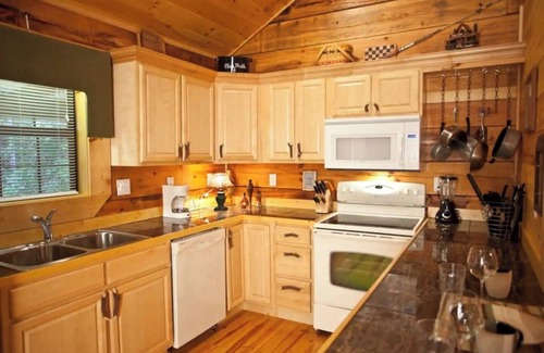 Tellico Plains Cabina | Angler cabin. This modern private studio Cabin with HOT TUB is tucked away in a wooded cove.
