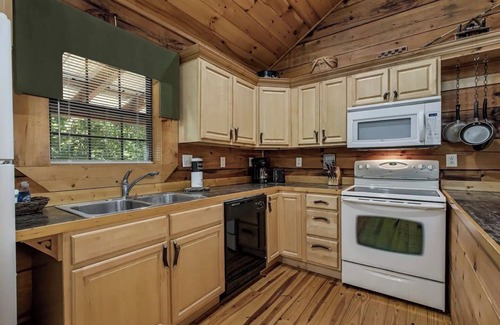 Tellico Plains Cabina | Angler cabin. This modern private studio Cabin with HOT TUB is tucked away in a wooded cove.