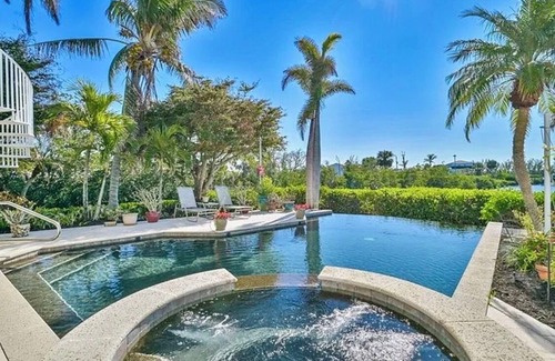 Bokeelia Casa | Angler's Luxury Waterfront in Bokeelia - Infinity Pool, Dock and Outdoor Bar