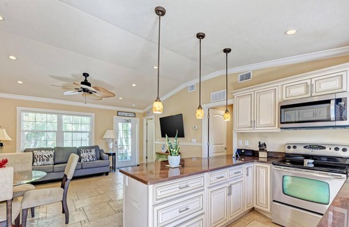 Holmes Beach Casa | Anna Maria Island Edgewater Bungalow