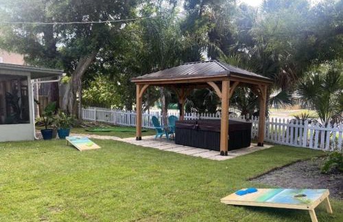 Arlington Park Casa | Annie's Escape - 5 mins to Downtown - HotTub