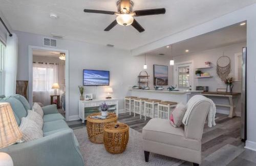 Arlington Park Casa | Annie's Escape - 5 mins to Downtown - HotTub