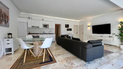 Las Cuevas Apartamento | Another Day in Paradise