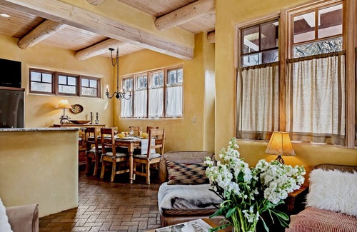 Historic Eastside Casa | Antonia: bloques elegantes y acogedores de Canyon Rd.