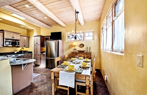 Historic Eastside Casa | Antonia: bloques elegantes y acogedores de Canyon Rd.