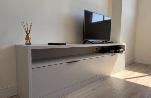 Tupi Casa | Apê Tupi c/Wi-Fi e vaga a 600m da praia!