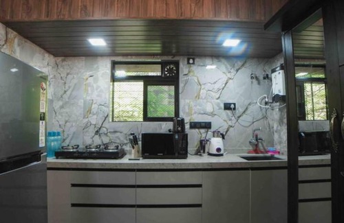 Andheri West Apartamento | Ap3. Cozy AC Studio W/ Kitchenette Nr Kokilaben Hosp.