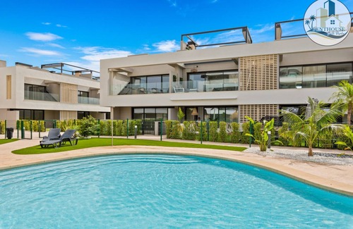 Torre-Pacheco Apartamento | Apartamento 'Penthouse Santa Rosalia' con piscina privada, Wi-Fi y aire acondicionado