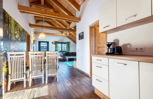Augustusburg Apartamento | Apartamento 'Blockhaus - Ferienwohnung Sunrise' con jardín compartido, balcón y Wi-Fi