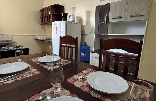 Maracangalha Apartamento | Apartamento con dos triliches en el dormitorio integrado con sala de estar y cocina.