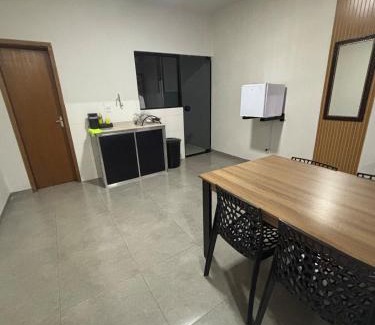 Bandeirantes Apartamento | Apartamento no Centro de Bandeirantes Ar, TV Smart, Ar Condicionado e Frigobar