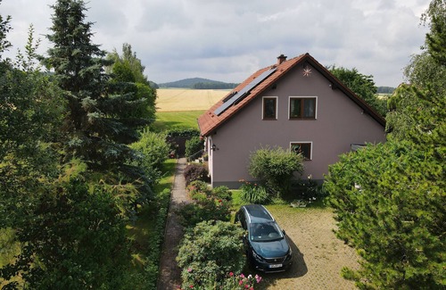 Markersdorf Apartamento | Apartamento 'Ferienwohnung Sonnenblume 2' con vistas a la montaña, balcón y Wi-Fi