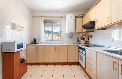 Higueruelas Apartamento | Apartamento 'Ático Casco Histórico Higueruelas' con vistas a la montaña, balcón y Wi-Fi