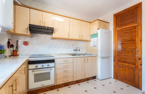 Higueruelas Apartamento | Apartamento 'Ático Casco Histórico Higueruelas' con vistas a la montaña, balcón y Wi-Fi