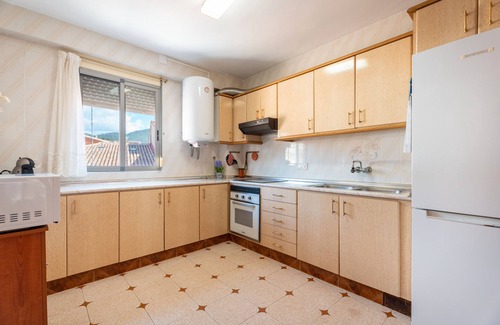 Higueruelas Apartamento | Apartamento 'Ático Casco Histórico Higueruelas' con vistas a la montaña, balcón y Wi-Fi