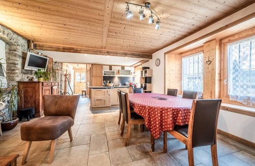 Sixt-Fer-a-Cheval Apartamento | Apartamento '110 M2 Rénovés Dans Ancienne Ferme' con vistas a la montaña, terraza privada y Wi-Fi