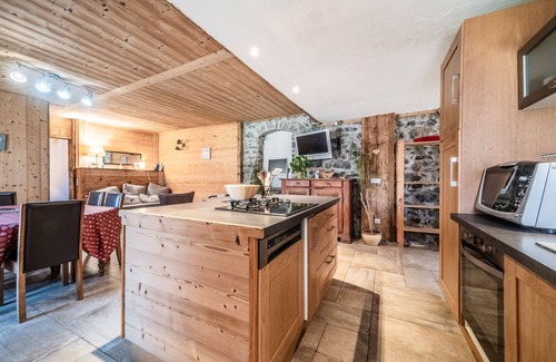 Sixt-Fer-a-Cheval Apartamento | Apartamento '110 M2 Rénovés Dans Ancienne Ferme' con vistas a la montaña, terraza privada y Wi-Fi