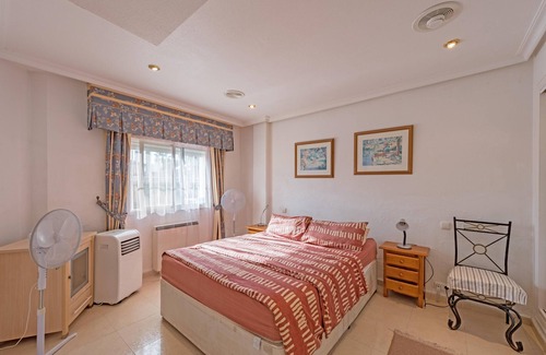 Benferri Apartamento | Apartamento de 5 estrellas en Alicante con piscina y jardín privados, Wi-Fi, Sky TV y Netflix
