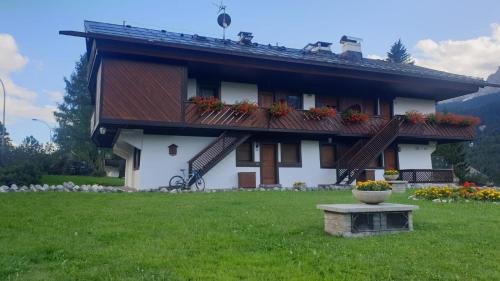 Cortina d'Ampezzo Apartamento | Apartment 5 Torri, tipico attico a Cortina