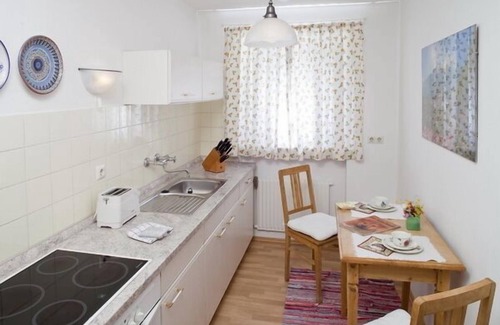 Pidingerau Apartamento | Apartamento planta baja (50 m²) con dormitorio, salón, cocina, baño, terraza, TV.