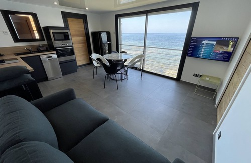 Miomo Casa | Apartment ALL COMFORT, TERRACE and DIRECT SEA ACCESS, FEET IN THE WATER
