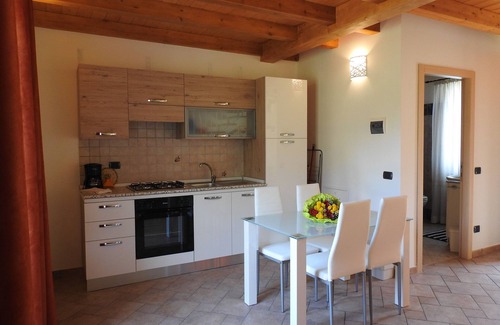 Malcesine Apartamento | Apartamento con vista al balcón, piscina climatizada, aire acondicionado, aparcamiento