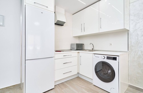 Caleta de Velez Apartamento | Apartamento 'Beachside Bliss' con piscina compartida, Wi-Fi y aire acondicionado