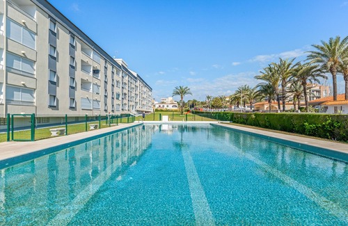 Punta Prima Apartamento | Apartamento 'Beach Front Sea View Punta Prima' con vistas al mar, Wi-Fi y aire acondicionado.